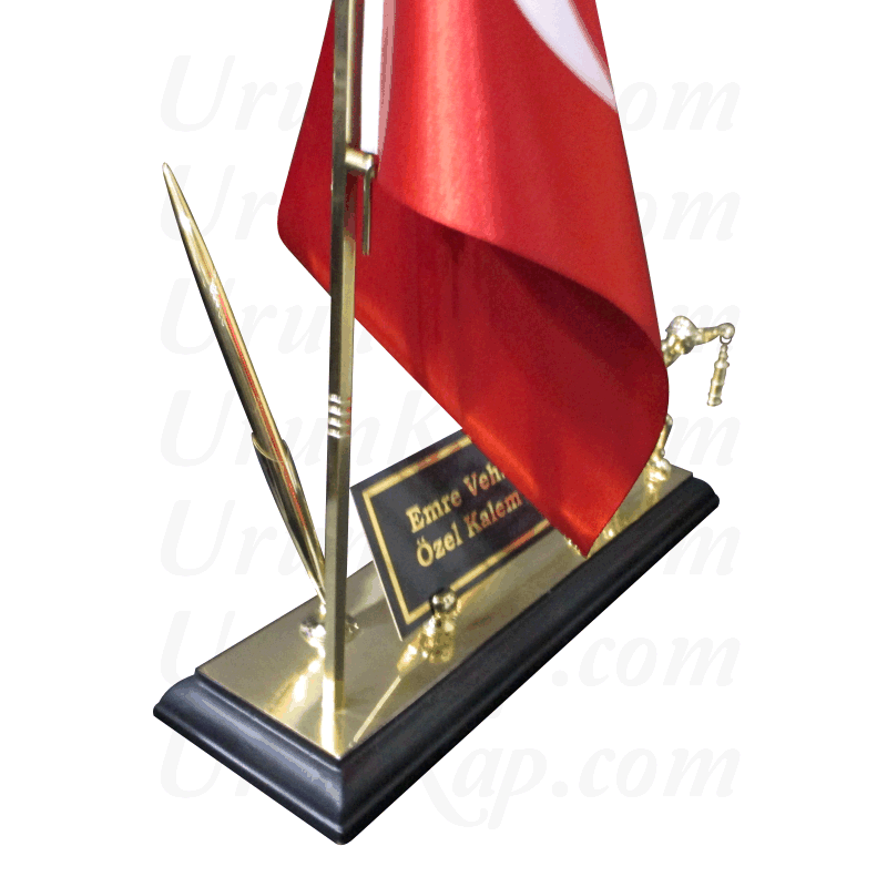 T&uuml;rk bayraklı masa isimliği